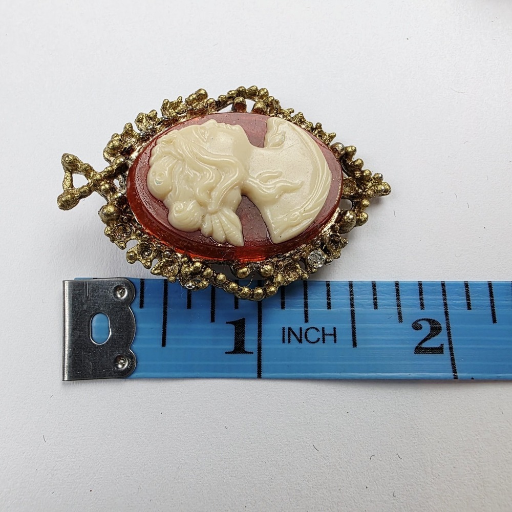 Vintage Cameo Brooch or Pendant and Screw Back Earrings Set Gold Tone Frame - Picture 8 of 8